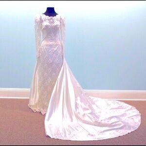 Luxury VTG 80’s Crystal& lace wedding gown With trimmed satin train.